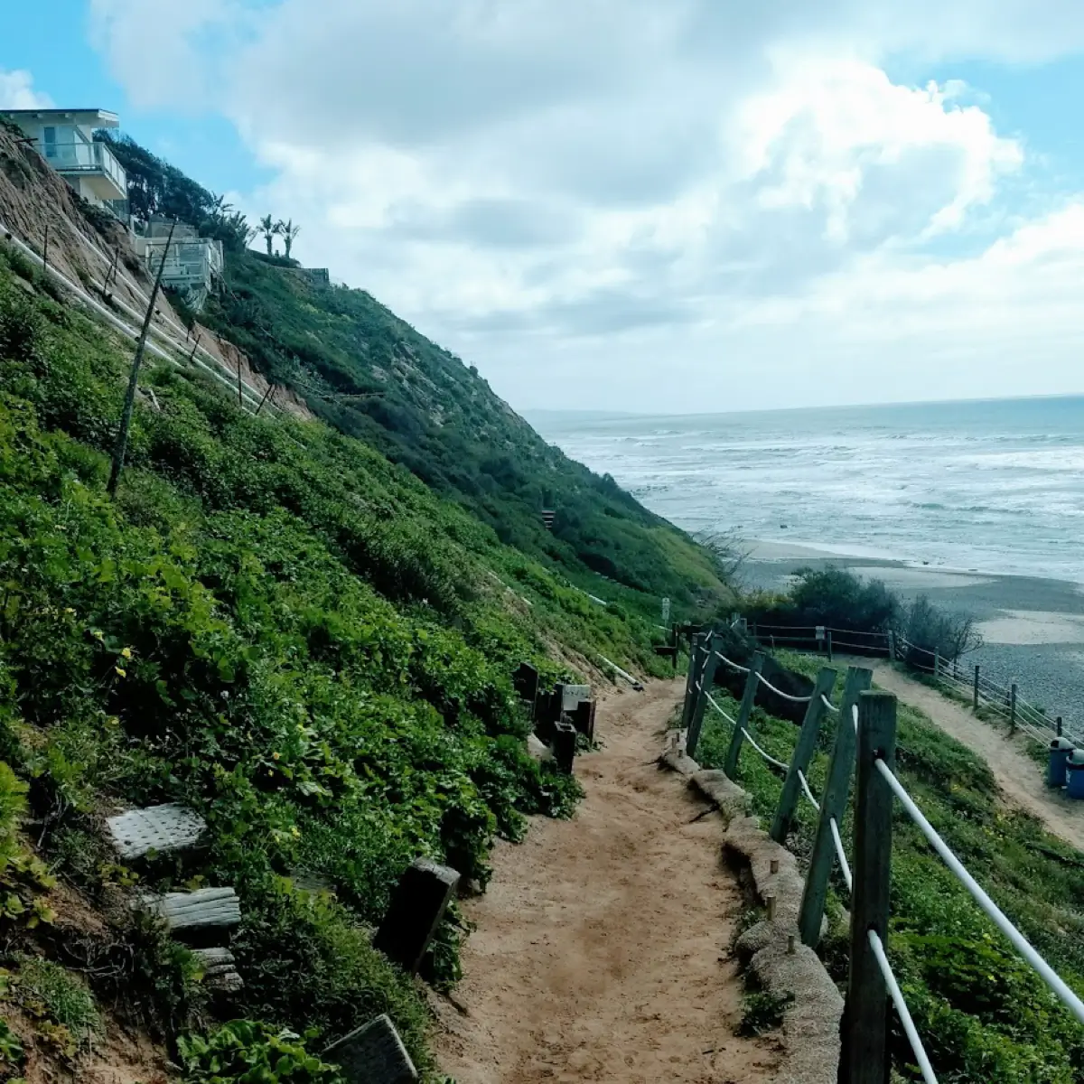 A hiking trail along the beach in Encinitas, California.